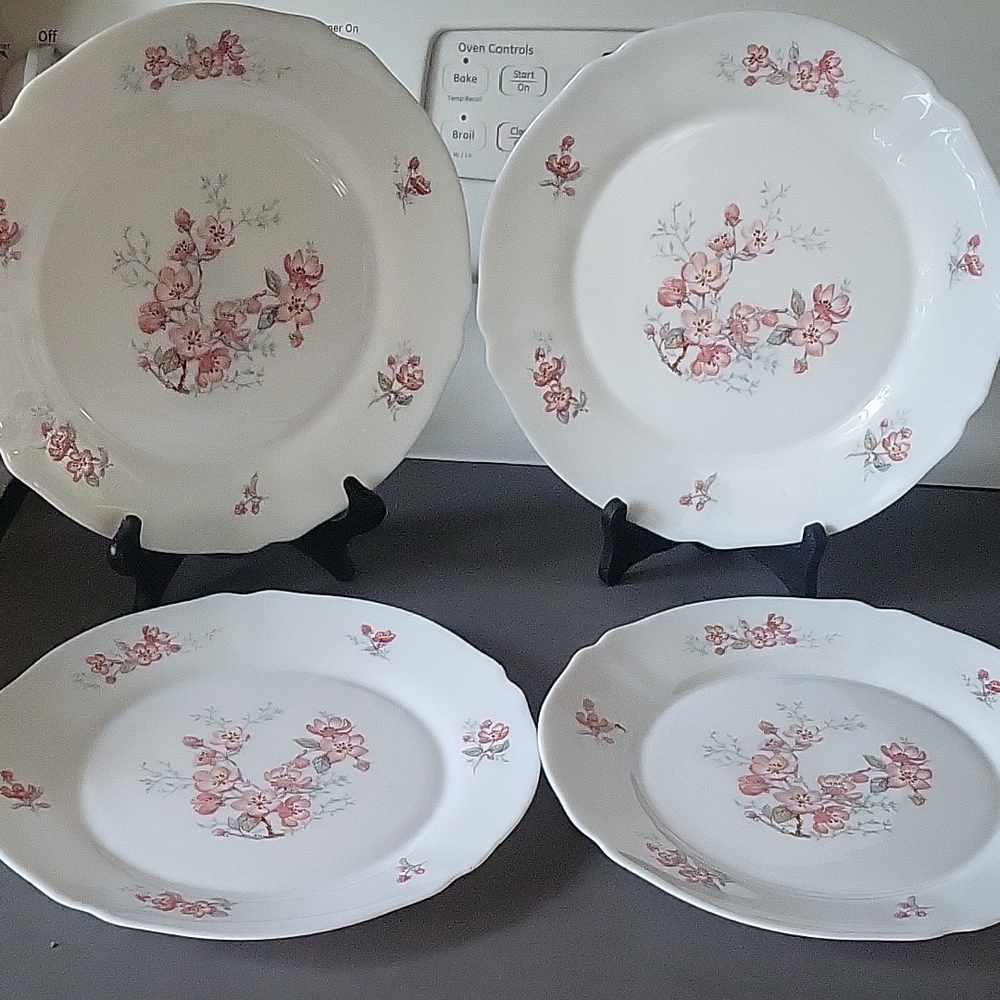 White Floral Dinner Plate Set with Pink Blossom Motif